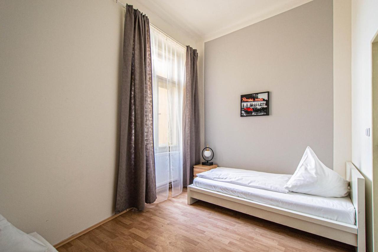 For Celebrations Spacious 3Bdr Apartment With Balcony Prague Exterior photo